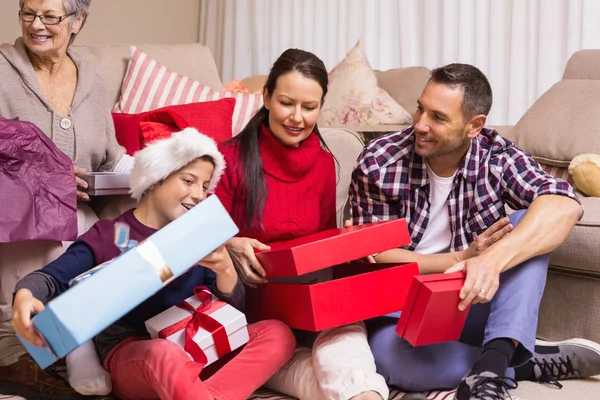 Familia feliz abriendo regalos de Navidad juntos —  Fotos de Stock