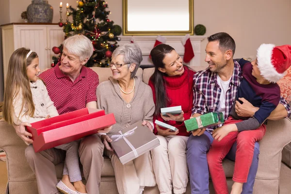 Regali festivi di apertura della famiglia a Natale — Foto Stock