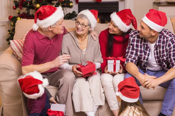 クリスマスに一緒に話すお祝い家族 — ストック写真