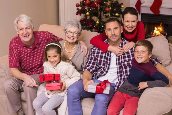 Multi geração família segurando presentes no sofá — Fotografia de Stock