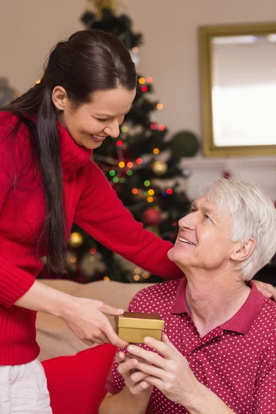 Mère offrant un cadeau au grand-père — Photo