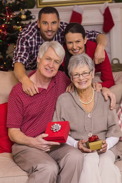 Familia feliz posando con regalos — Foto de Stock