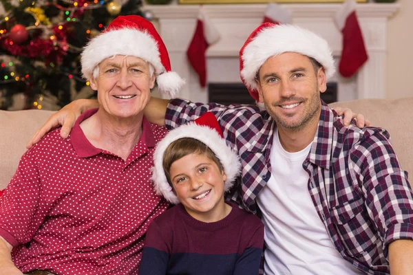 Leende män i familjen poserar vid jul — Stockfoto