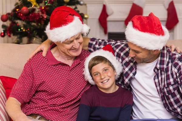 Portrét dědeček otce a syna v santa klobouky — Stock fotografie