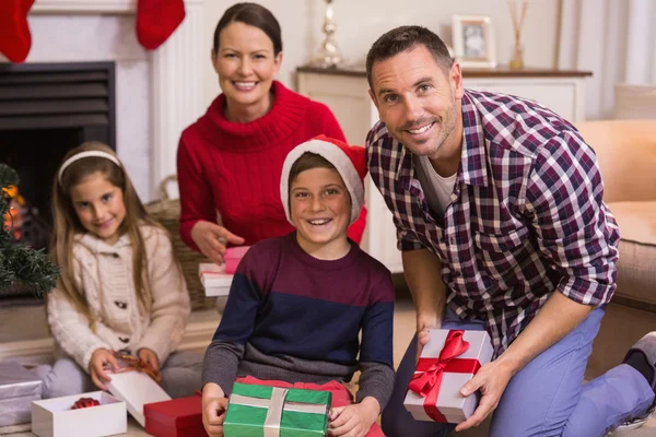 Porträtt av leende familj firar jul — Stockfoto