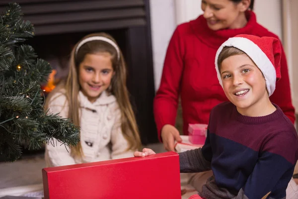 Portrait de fils ouvrant cadeau avec sa famille — Photo