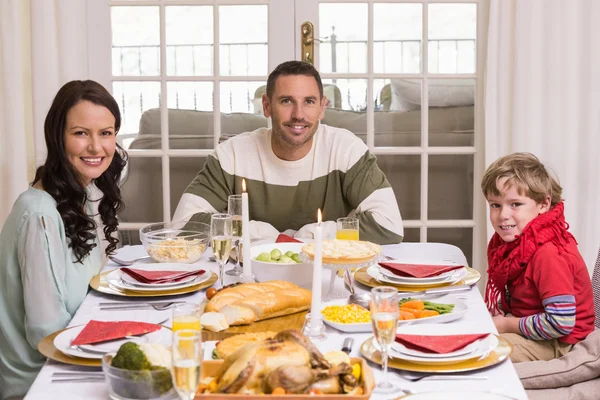 Retrato de padre madre e hijo en Navidad —  Fotos de Stock