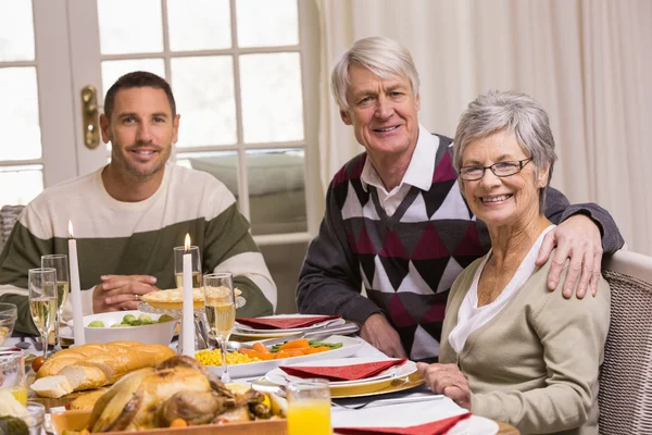 Família feliz durante o jantar de Natal — Fotografia de Stock