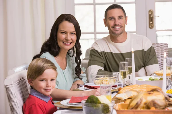 Familia sonriente durante la cena de Navidad — Foto de Stock