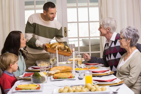 Uomo che serve e mostra tacchino arrosto a Natale — Foto Stock