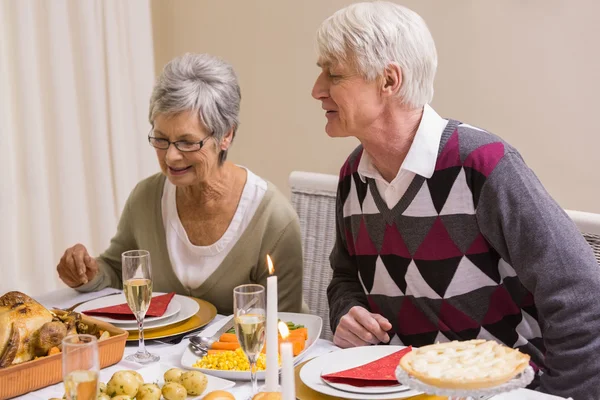 Senior burger op zoek gebraden Turkije tijdens kerstdiner — Stockfoto