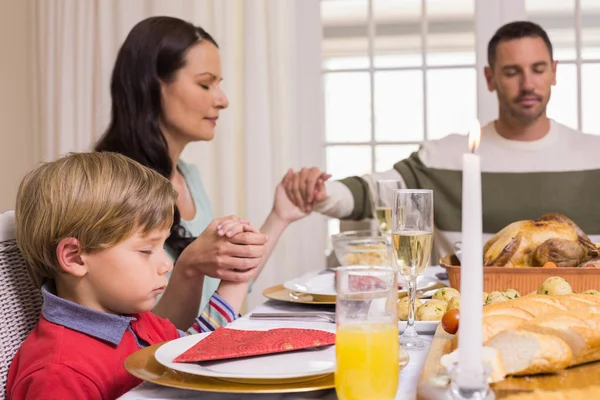 Familia diciendo gracia antes de la cena de Navidad —  Fotos de Stock