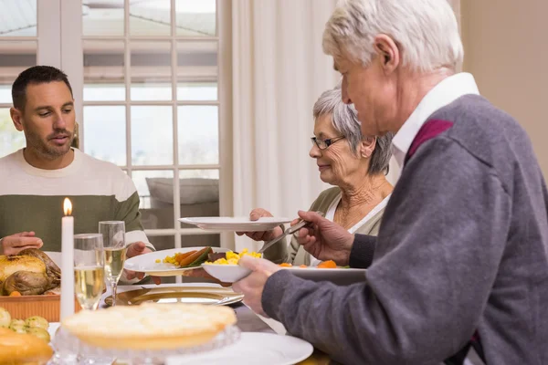 Familia cenando juntos en Navidad — Foto de Stock