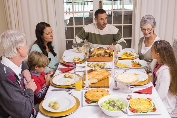 Mutlu bir aile Noel zamanda — Stok fotoğraf