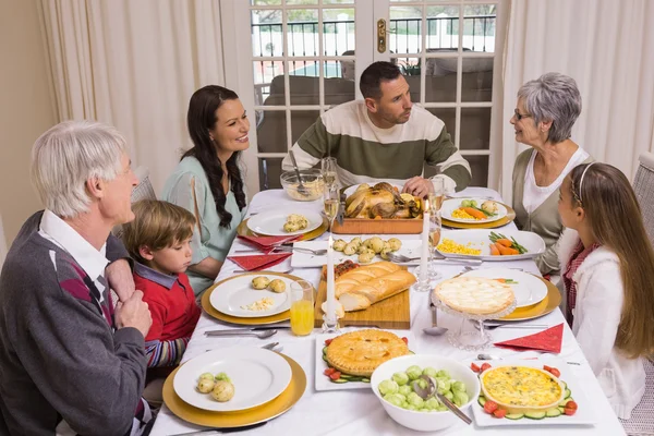 Familie glimlachen bij Kerstmis — Stockfoto