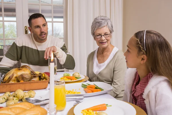 Familia extendida en la mesa de la cena de Navidad — Foto de Stock