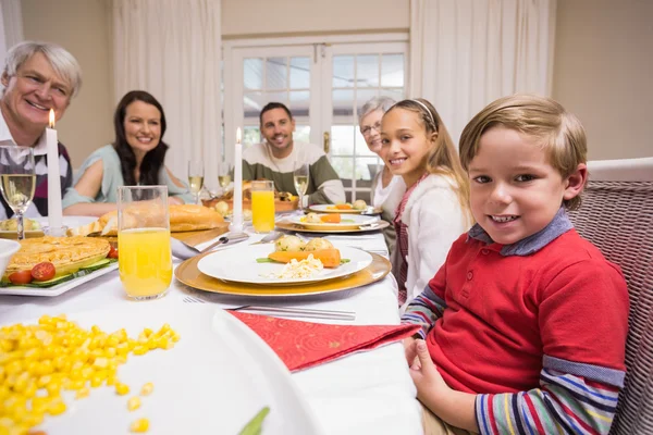 Familia de tres generaciones cenando juntos en Navidad — Foto de Stock