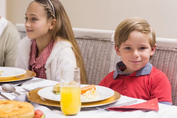 Porträtt av lilla pojke under julbord — Stockfoto