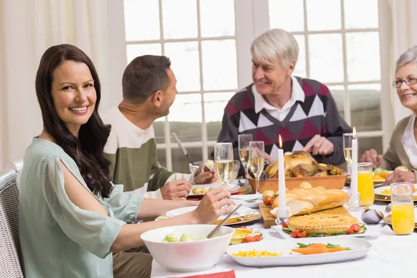 Leende kvinna med sin familj under julbord — Stockfoto