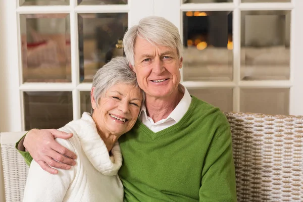 Portret uśmiechający się starsza para przy stole — Zdjęcie stockowe