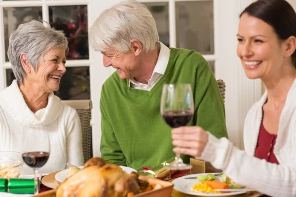 Starszy kilka śmiejąc się na świąteczny obiad — Zdjęcie stockowe