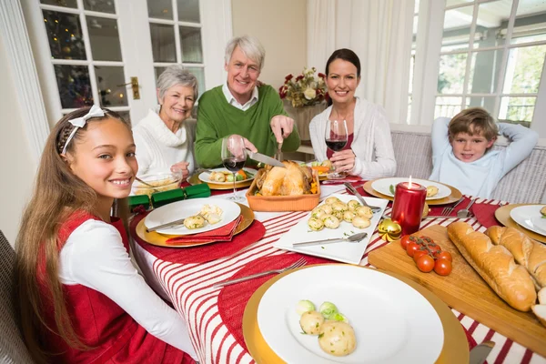 Abuelo tallando batas de pavo durante la cena de Navidad — Foto de Stock