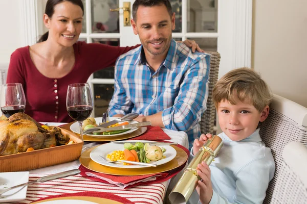 Schattig zoon houden een christmas cracker — Stockfoto