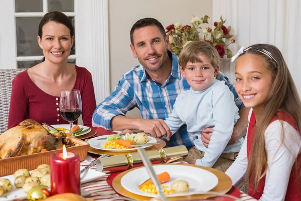 Портрет улыбающейся семьи во время рождественского ужина — стоковое фото