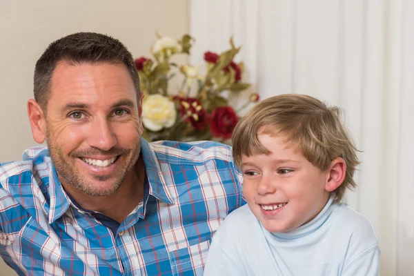 Se usmívám, otec a jeho syn — Stock fotografie