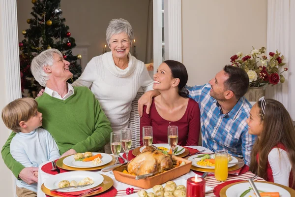 Gelukkig familie poseren en op zoek naar de grootmoeder — Stockfoto