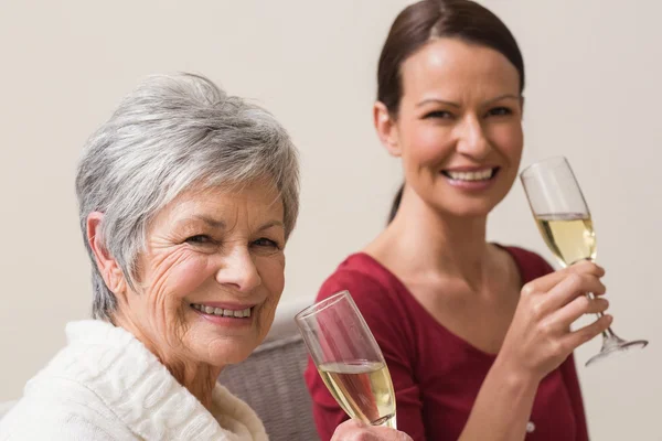 Lachende vrouwen houden glas champagne — Stockfoto