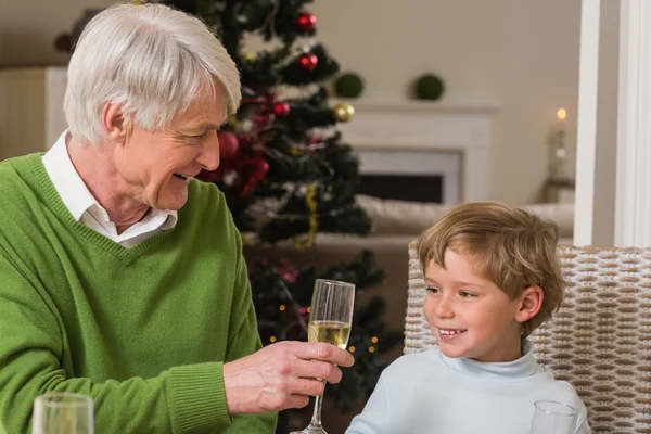 Dědeček ukazuje sklenici šampaňského jeho vnuk — Stock fotografie