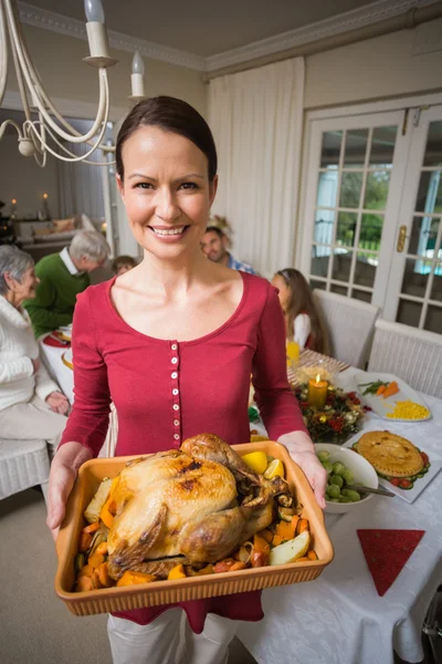 Porträt einer lächelnden Frau, die den Putenbraten zeigt — Stockfoto