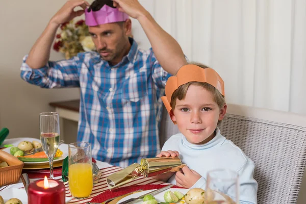 Retrato de padre e hijo en sombrero de fiesta — Foto de Stock