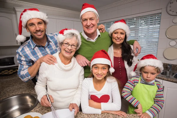 Flera generation familj bakning tillsammans — Stockfoto