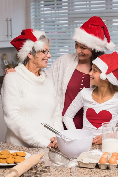 Mehrgenerationenfamilie backt gemeinsam — Stockfoto