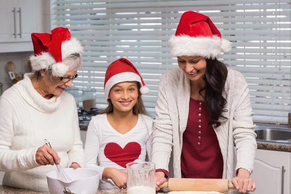 Çoklu nesil aile birlikte pişirme — Stok fotoğraf