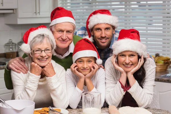 Famiglia multi-generazione di cottura insieme — Foto Stock