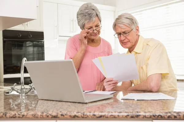 Senior paar betalen van hun rekeningen met laptop — Stockfoto