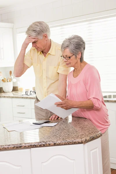 Senior couple paying their bills — Stock Photo, Image
