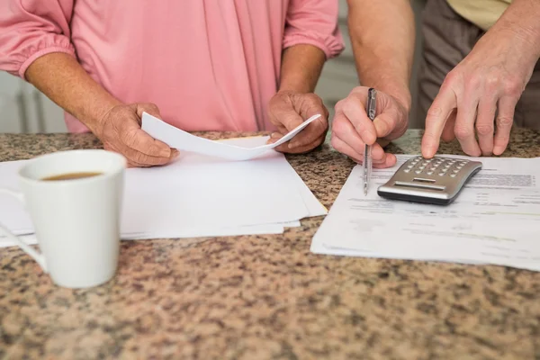 Seniorenpaar bezahlt seine Rechnungen — Stockfoto