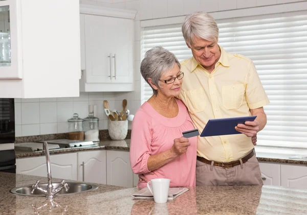 Senior couple shopping en ligne avec tablette pc — Photo