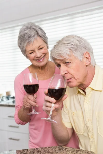 Ανώτερος ζευγάρι πόσιμο κόκκινο κρασί — Φωτογραφία Αρχείου