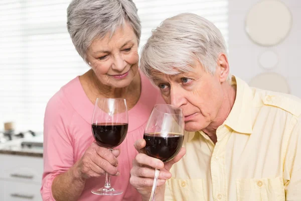 Couple âgé buvant du vin rouge — Photo
