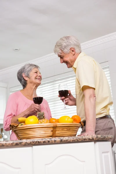 Couple âgé buvant du vin rouge — Photo