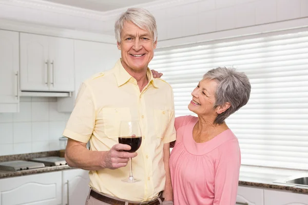 Casal sénior bebendo vinho tinto — Fotografia de Stock