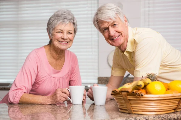 Äldre par att ha kaffe tillsammans — Stockfoto