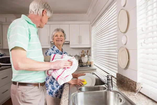 Senior couple washing the dishes — Stock Photo, Image