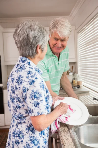 Casal sênior lavando os pratos — Fotografia de Stock
