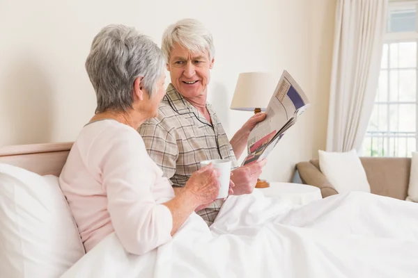 Senior couple relaxing in bed — Stock Photo, Image